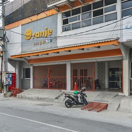 Hotel Reddoorz At Siwalankerto Surabaya Exterior foto
