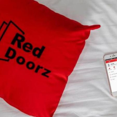 Hotel Reddoorz At Siwalankerto Surabaya Exterior foto