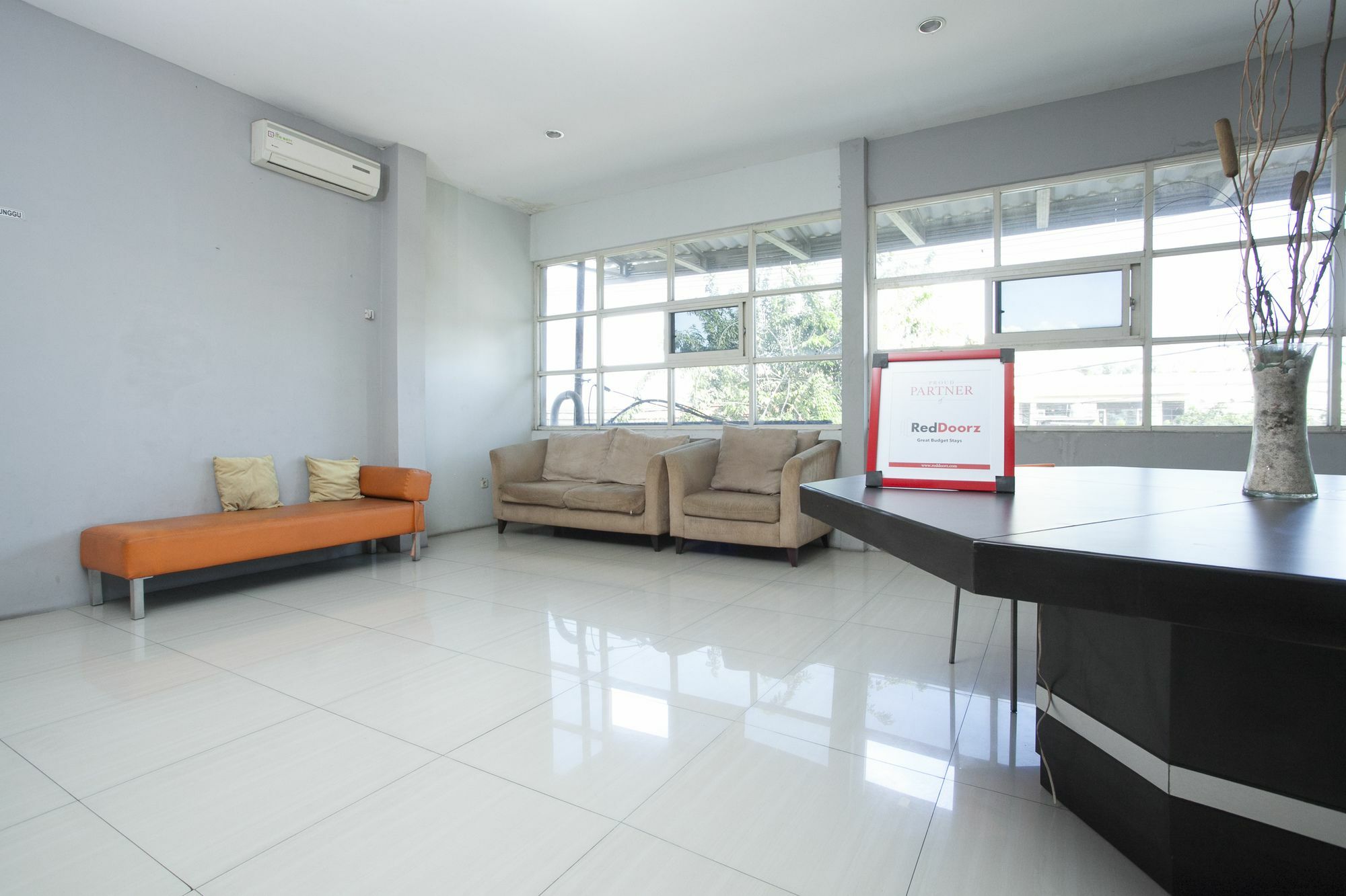 Hotel Reddoorz At Siwalankerto Surabaya Exterior foto