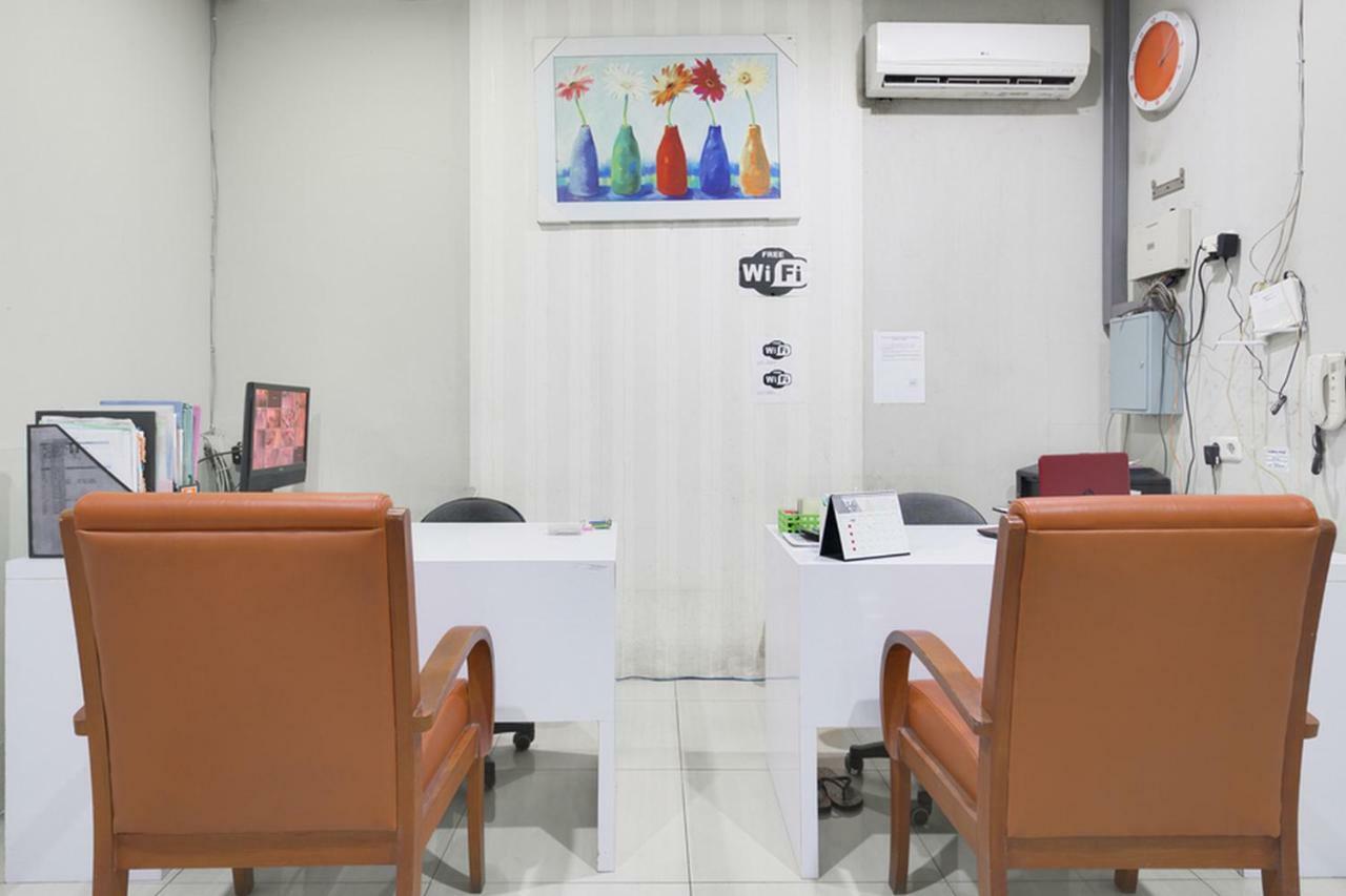 Hotel Reddoorz At Siwalankerto Surabaya Exterior foto