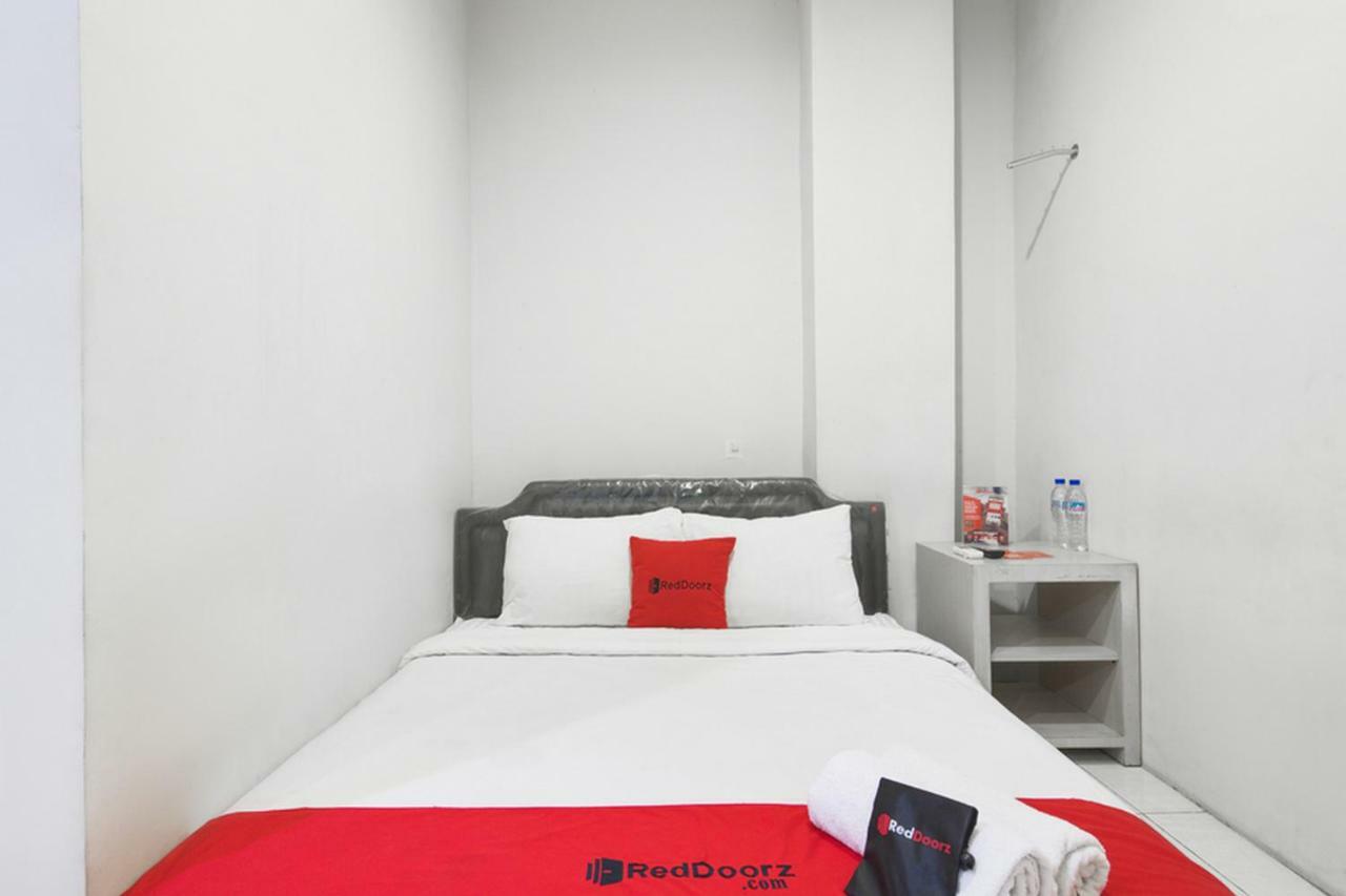 Hotel Reddoorz At Siwalankerto Surabaya Exterior foto
